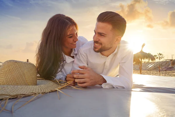 Casal jovem na praia lounge por do sol — Fotografia de Stock