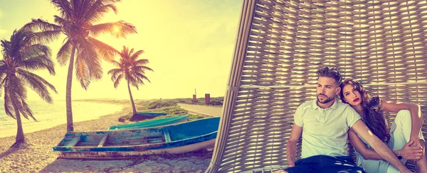 Pareja en sombrilla de playa en playa tropical —  Fotos de Stock