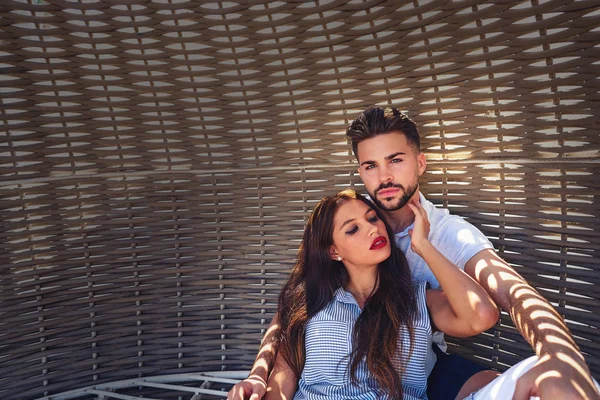 Couple touristique détendu à l'intérieur d'un parasol de plage — Photo