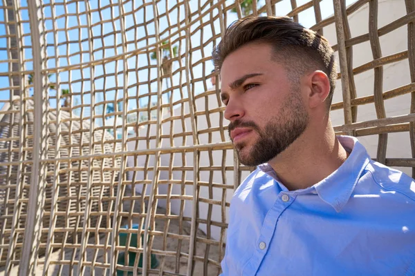 Giovane uomo barba rilassato in una spiaggia — Foto Stock