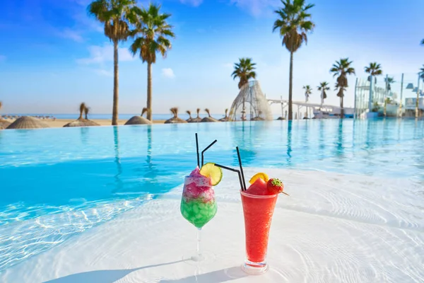 Cocktails tropicaux dans la piscine à débordement resort — Photo