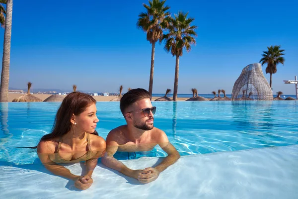 Couple touristique ayant bain dans la piscine à débordement — Photo