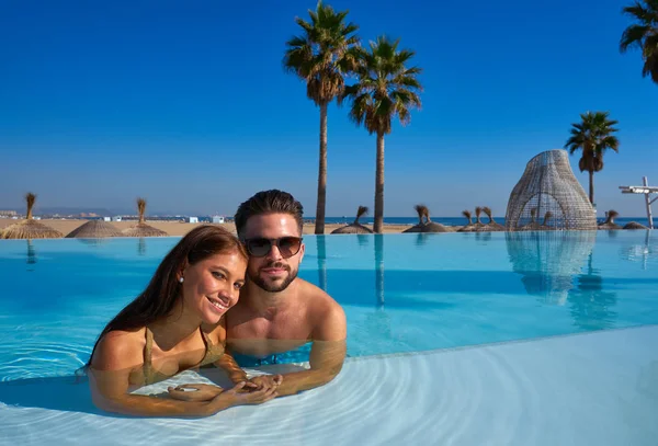 Tourist couple having bath in infinity pool — Stock Photo, Image