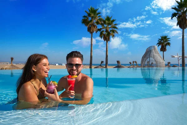 Casal Turistas Tomando Banho Piscina Infinita Resort Praia Com Coquetéis — Fotografia de Stock