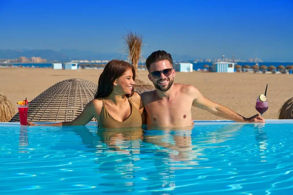 Pasangan turis mandi di kolam renang tak terhingga. — Stok Foto