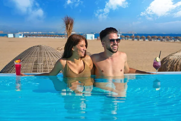 Couple touristique ayant bain dans la piscine à débordement — Photo