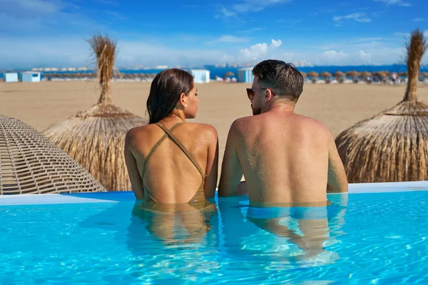 Couple touriste dans piscine à débordement vue arrière — Photo