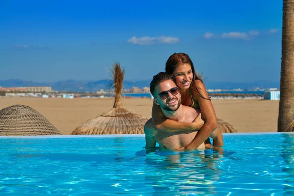 Pingente de casal turístico na piscina infinita — Fotografia de Stock
