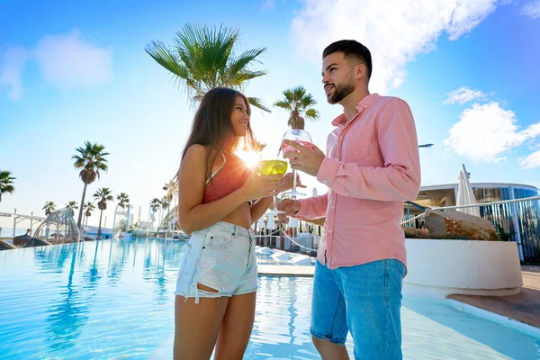 Ungt par dricka cocktail i pool resort — Stockfoto