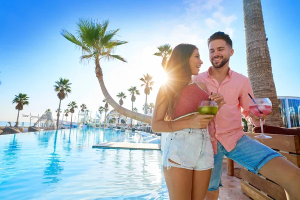 Junges Paar trinkt Cocktail in Pool-Resort — Stockfoto
