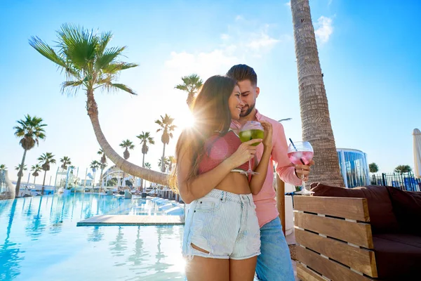 Genç çift havuzu beldesinde kokteyl içme
