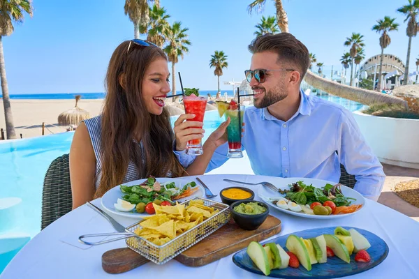 Junges Paar mit Cocktails im Pool-Restaurant — Stockfoto