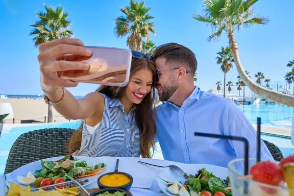 Pareja joven foto selfie smartphone — Foto de Stock