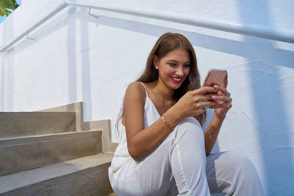 Young latin woman reading smarphone outdoor — Stock Photo, Image