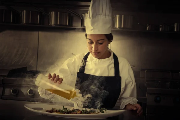 연기와 함께 부엌에서 일 하는 요리사 여자 — 스톡 사진