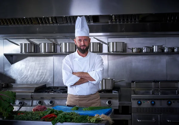 Retrato de chef com barba na cozinha do restaurante — Fotografia de Stock
