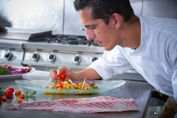 Kocken händer garnering vegetabiliska maträtt — Stockfoto