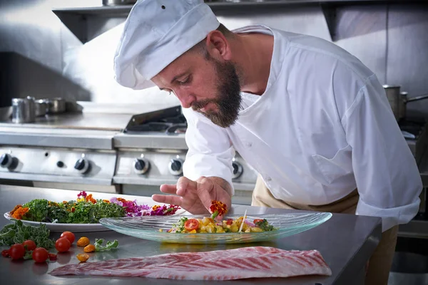 Шеф-кухар прикрашає квіти в страві "Севіче" — стокове фото