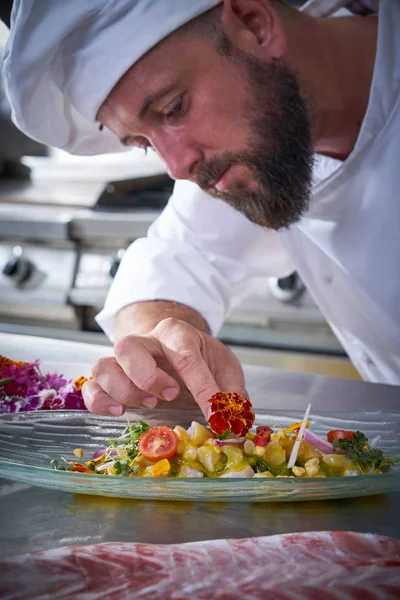 Chef garniture de fleurs dans un plat de ceviche — Photo