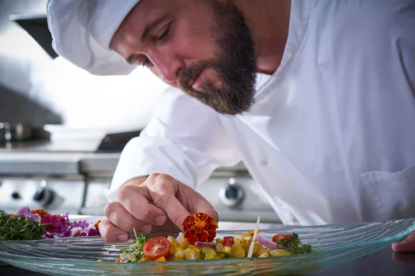 Chef-kok bijgerechten bloem in ceviche schotel — Stockfoto