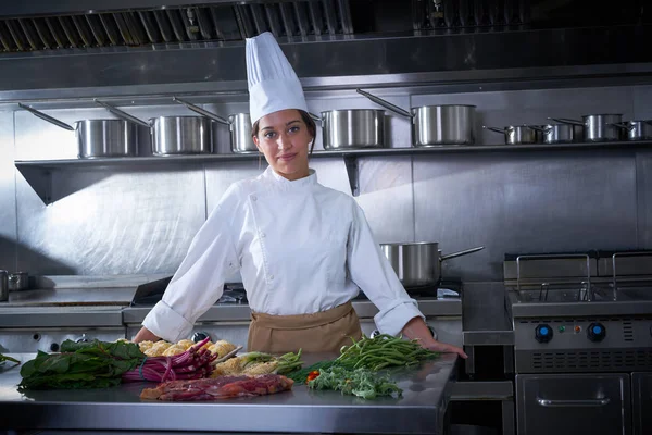 Chef femme portrait cuisine dans restaurant cuisine — Photo