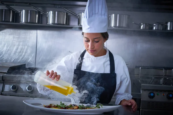 Chef mulher trabalhando na cozinha com fumaça — Fotografia de Stock