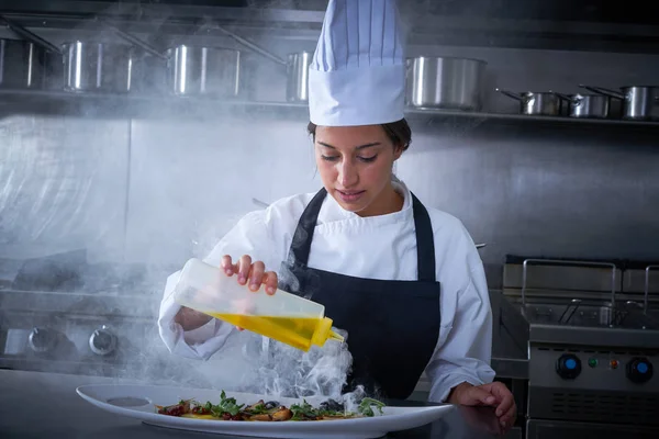 Chef mulher trabalhando na cozinha com fumaça — Fotografia de Stock