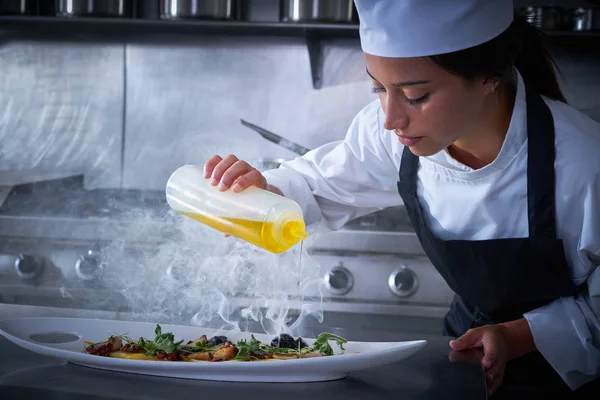 Szakács nő dolgozik a konyhában, füst — Stock Fotó