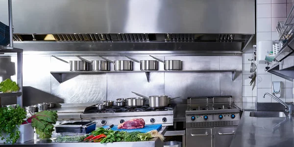 Profesjonalnych restauracja kuchnia ze stali nierdzewnej — Zdjęcie stockowe