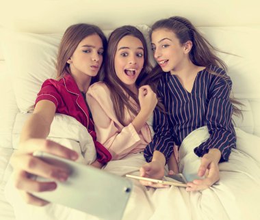 Pijama partisi en iyi arkadaş kızlar selfie yatak