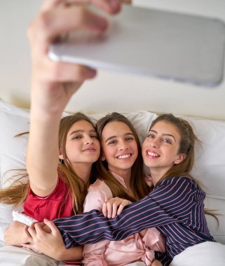 Pijama partisi en iyi arkadaş kızlar selfie yatak