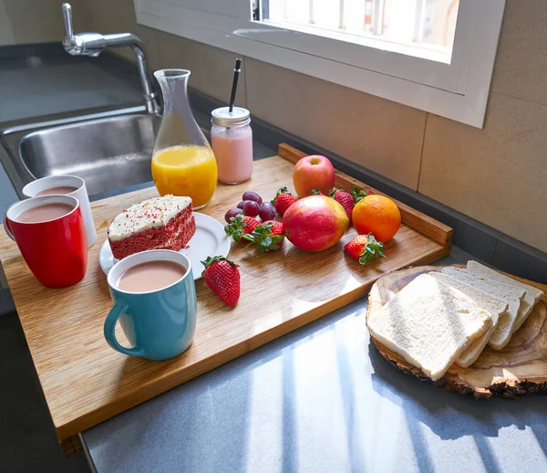 Ontbijt in de keuken met koffie brood vruchtensap — Stockfoto