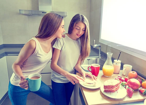 Beste vrienden meisjes tieners ontbijt in keuken — Stockfoto
