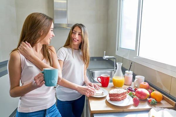 Beste vrienden meisjes tieners ontbijt in keuken — Stockfoto