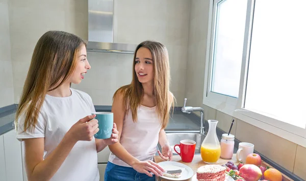 Best friends girls teens breakfast in kitchen — Stock Photo, Image
