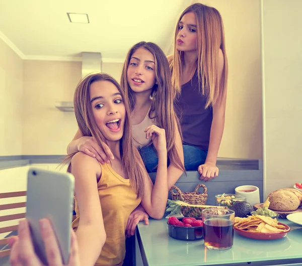 Chicas adolescentes mejores amigos foto selfie almorzar —  Fotos de Stock