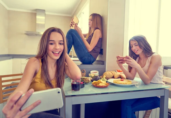 Teen girls best friends lunch eating at kitchen — Stock Photo, Image