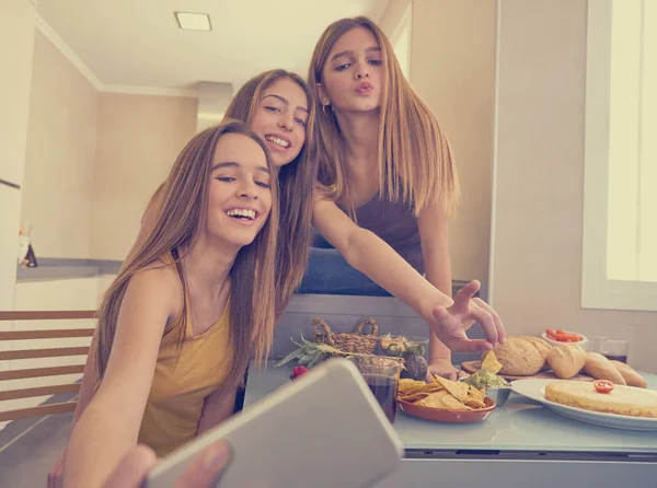 Teen girls best friends selfie photo having lunch — Stock Photo, Image