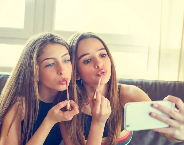 Adolescente niñas mejores amigos maquillaje selfie cámara —  Fotos de Stock