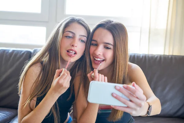 Подростковые девушки лучшие друзья макияж селфи камера — стоковое фото