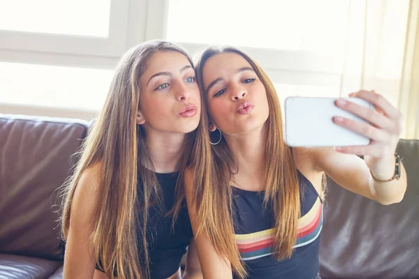 Teenager girls best friends makeup selfie camera — Stock Photo, Image