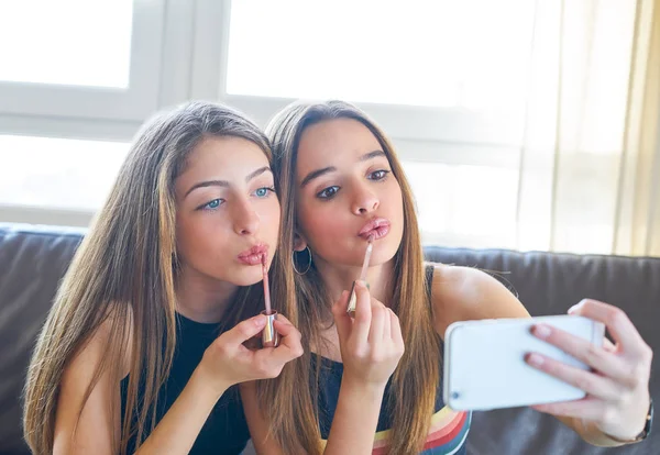 Adolescente niñas mejores amigos maquillaje selfie cámara — Foto de Stock