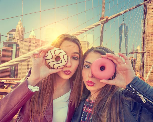 Teen ragazze ritratto con ciambelle in occhio new york — Foto Stock