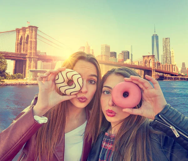 Teen ragazze ritratto con ciambelle in occhio new york — Foto Stock