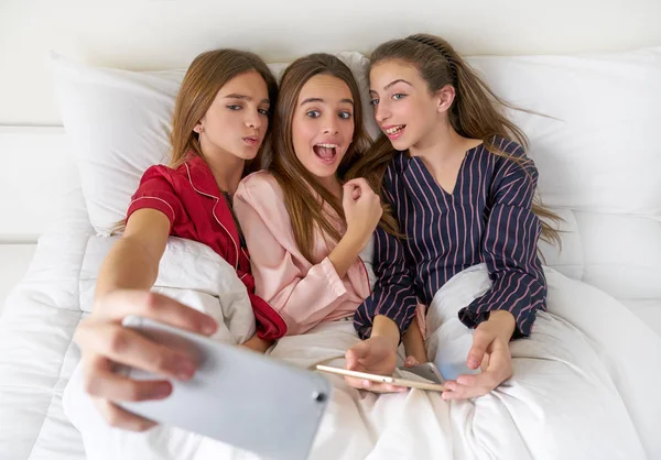 Pajama party best friend girls selfie at bed — Stock Photo, Image