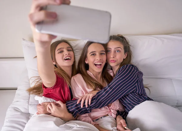 Pajama party best friend girls selfie at bed — Stock Photo, Image