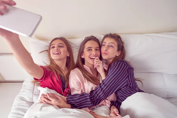 Pizsama party legjobb barátja lányok selfie az ágyban — Stock Fotó