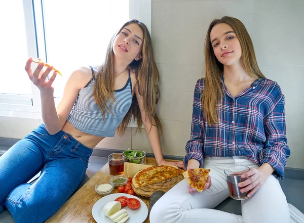 Лучший друг девушки едят пиццу на кухне — стоковое фото