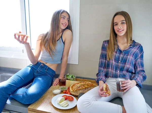 Legjobb barátja lányok pizzát eszik a konyhában — Stock Fotó