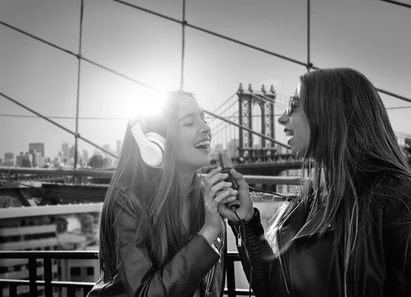 Girls band girls singing in New York photomount — Stock Photo, Image